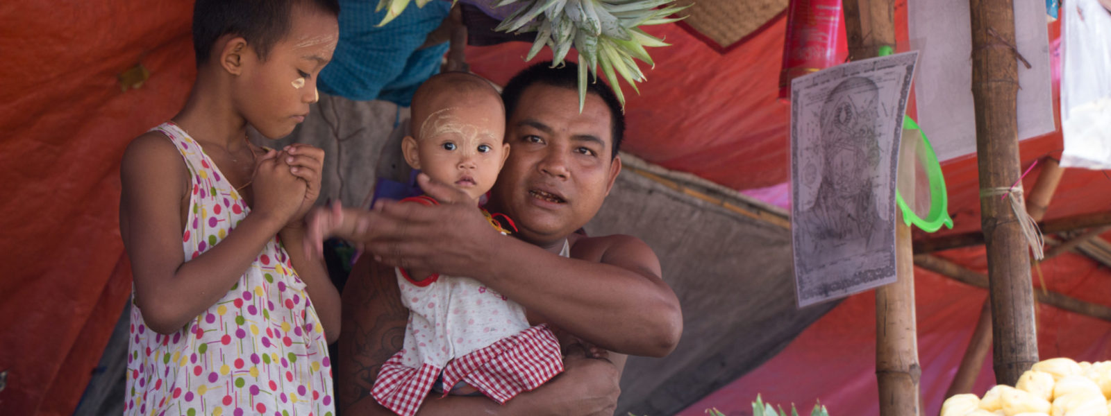 To Dala & Twante - Man and family at market stall - Dala - Sampan Travel